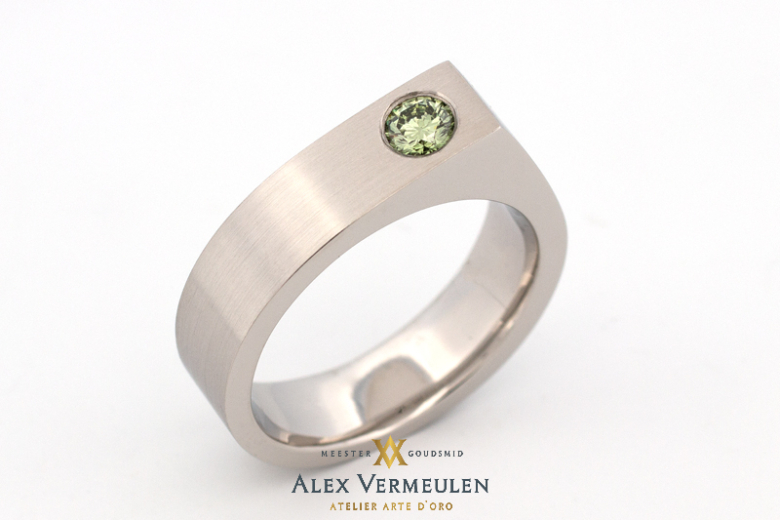 platina-herenring-met-mint-groene-diamant-alex-vermeulen-meestergoudsmid